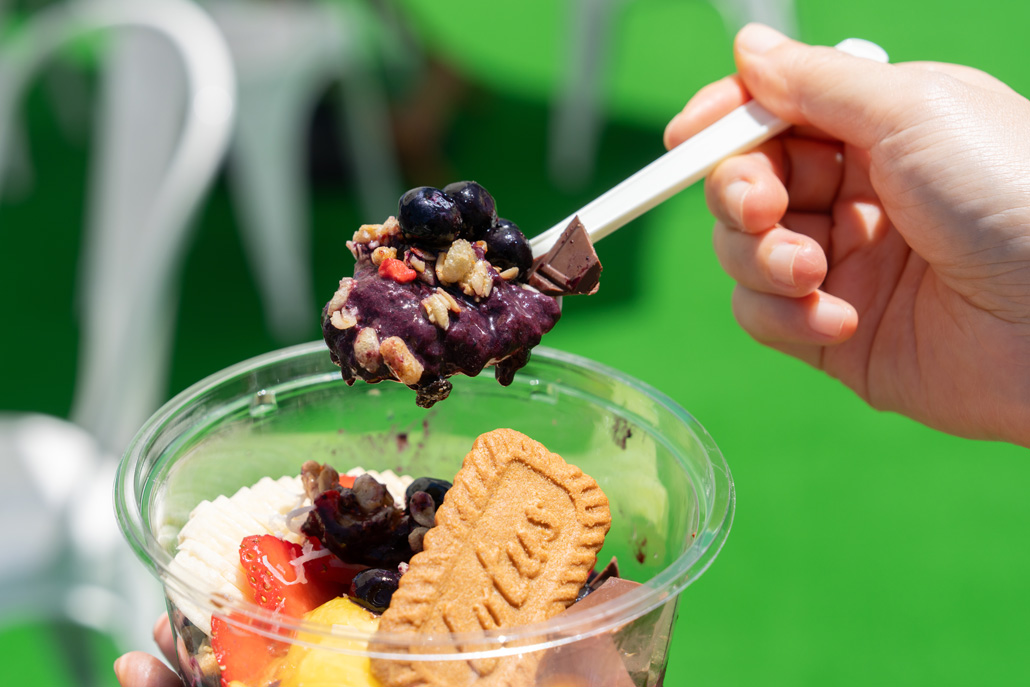 アサイーボウル・グリークヨーグルト専門店「アサイー工房京都木津店」アサイーボウルをすくっている画像