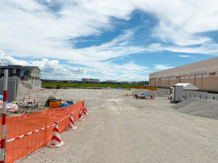 「MEGAドン・キホーテ 宇治店」の隣に物販店舗の画像