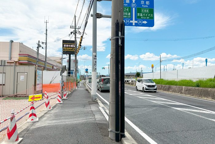 「MEGAドン・キホーテ 宇治店」の隣に物販店舗の建設現場場所の画像