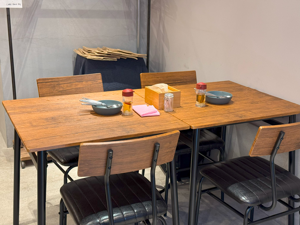 カレー専門店「CURRY STAND ９５６」店内画像２
