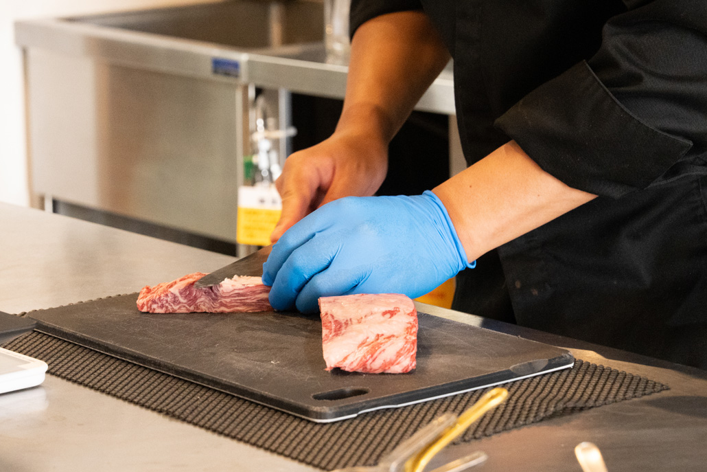 鉄板焼 ひがしまる。　週末限定カレーの調理画像１