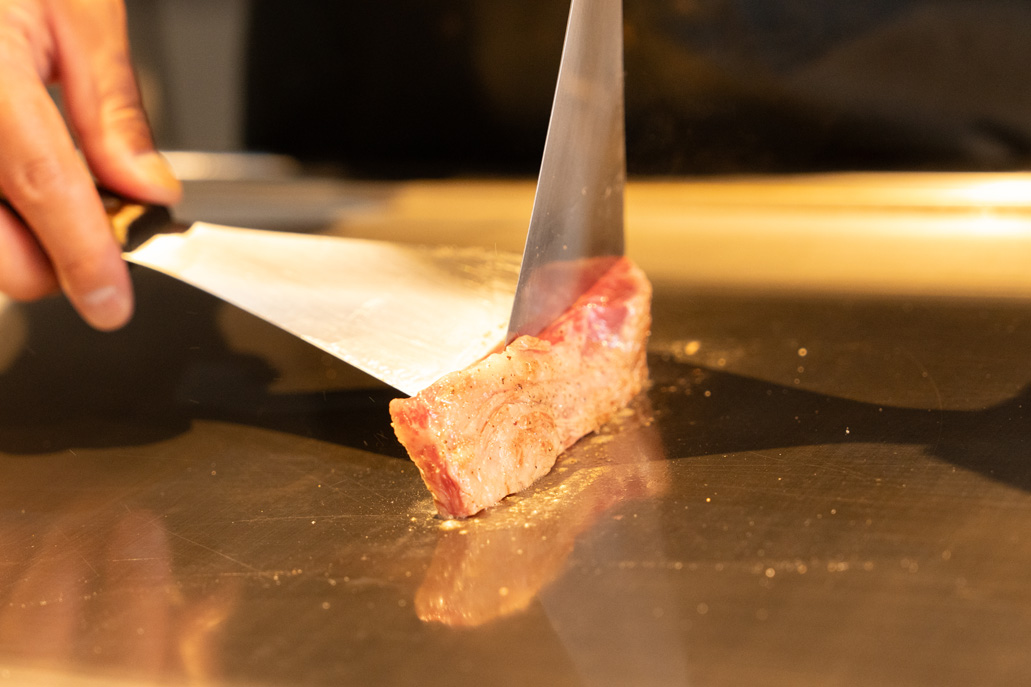 鉄板焼 ひがしまる。　週末限定カレーの調理画像３