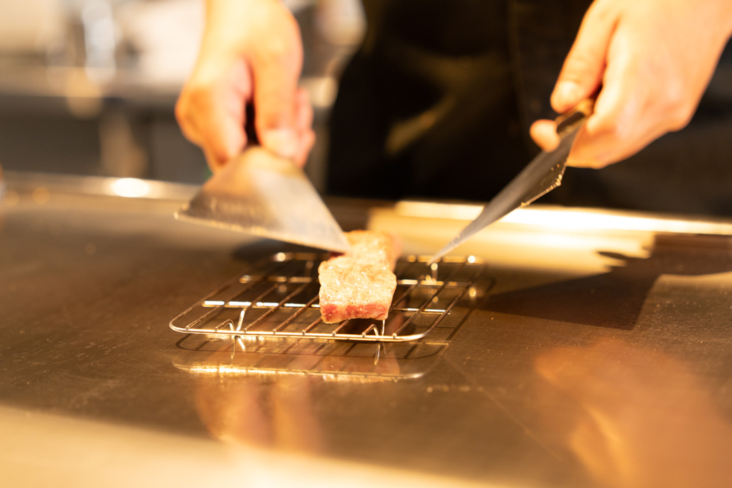 鉄板焼 ひがしまる。　週末限定カレーの調理画像２