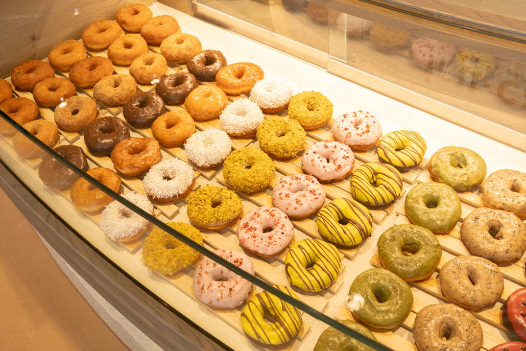 「iru-ca donuts & coffee（イルカ ドーナツ＆コーヒー）」のドーナツディスプレイ画像