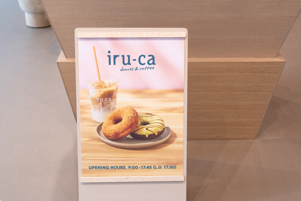 「iru-ca donuts & coffee（イルカ ドーナツ＆コーヒー）」の看板画像