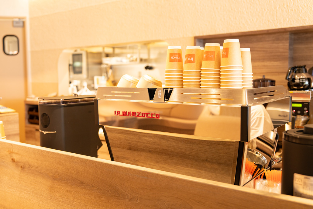 「iru-ca donuts & coffee（イルカ ドーナツ＆コーヒー）」の珈琲マシーンの画像