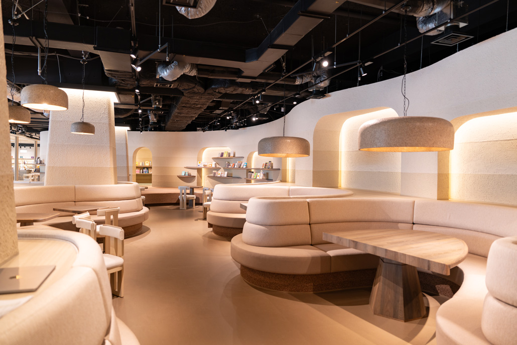 「iru-ca donuts & coffee（イルカ ドーナツ＆コーヒー）」の店内画像