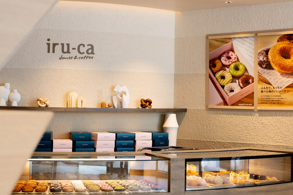 「iru-ca donuts & coffee（イルカ ドーナツ＆コーヒー）」の外観画像