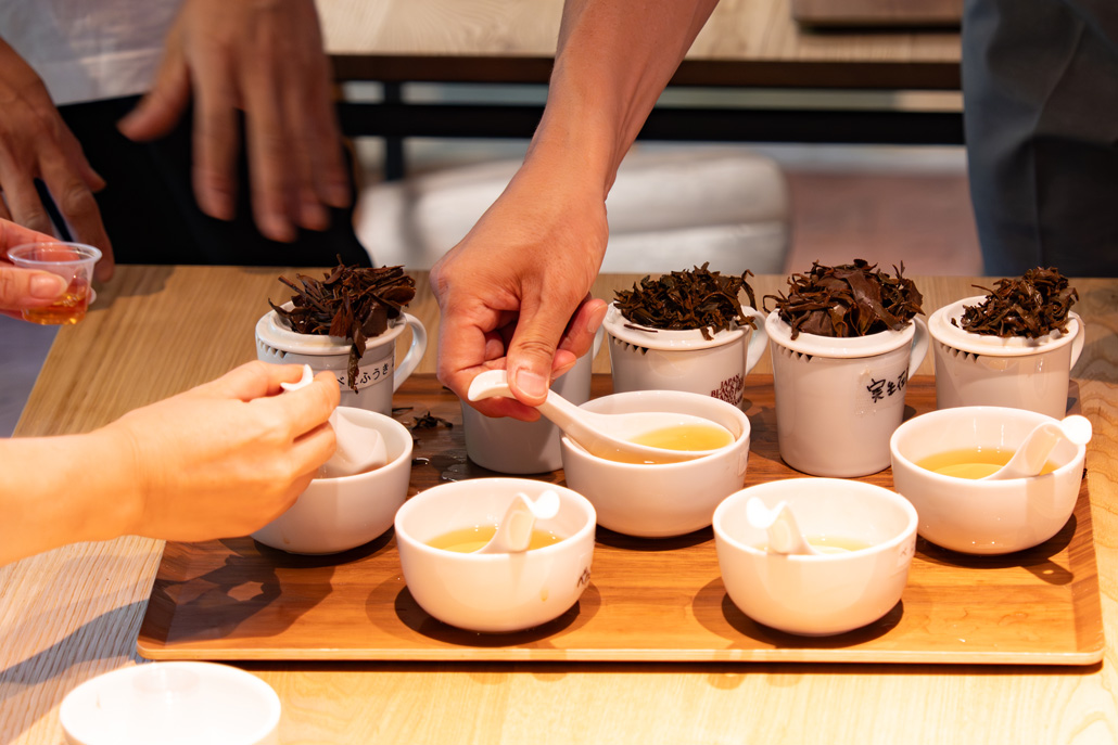 品種の飲み比べをしている画像