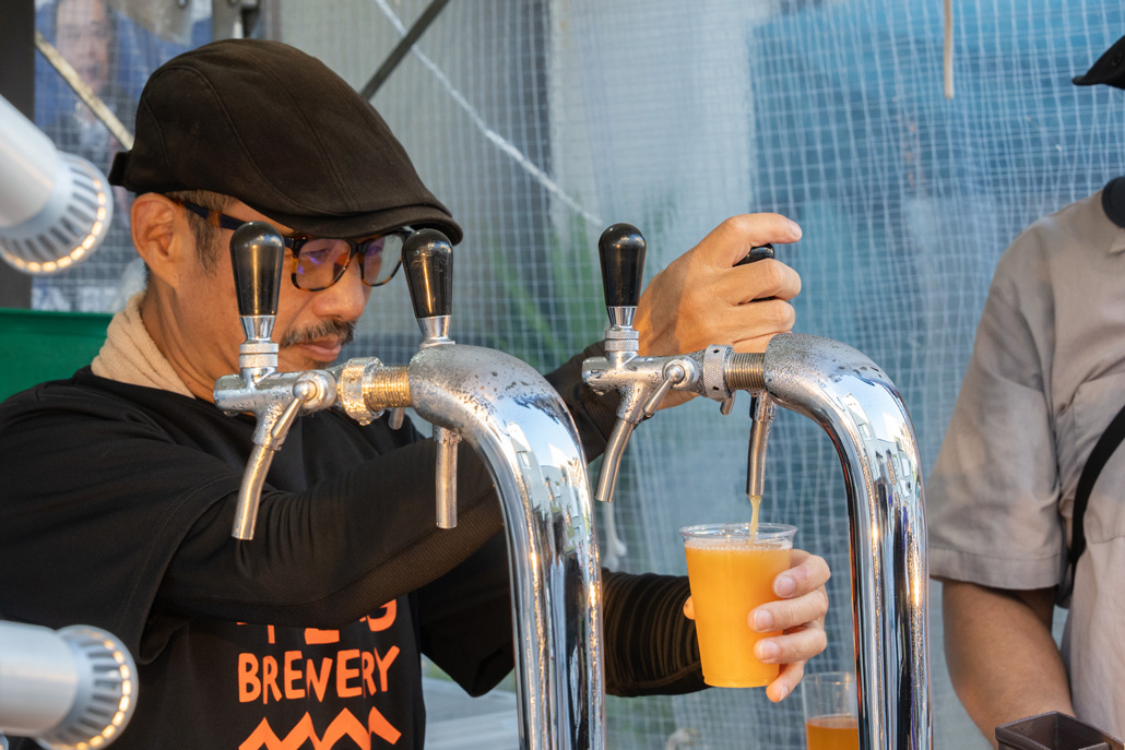 「宇治橋通り商店街スマイルサタデークラフトビール夜市」でビールを入れて下さる画像