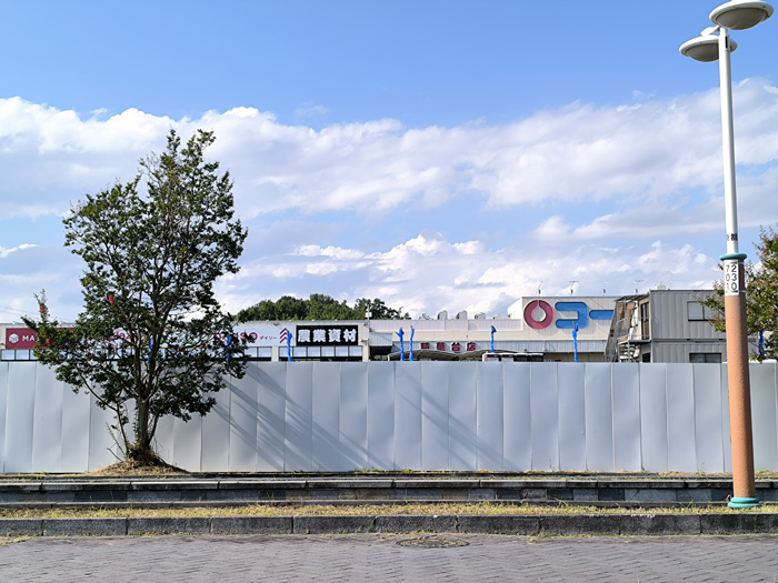 「コーナン精華台店」の駐車場の一部に「無印良品」の建設画像