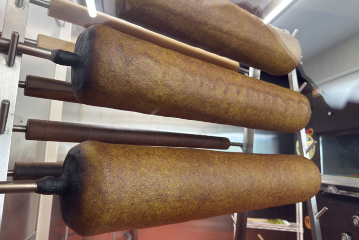 「和束茶屋 山甚」の抹茶バームクーヘンを寝かせている画像