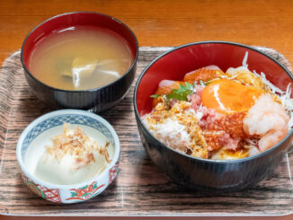 「居酒屋あさぬま」の海鮮（ユッケ）丼の全体画像