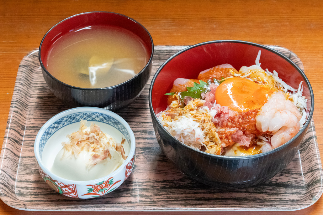 「居酒屋あさぬま」の海鮮(ユッケ)丼の全体画像