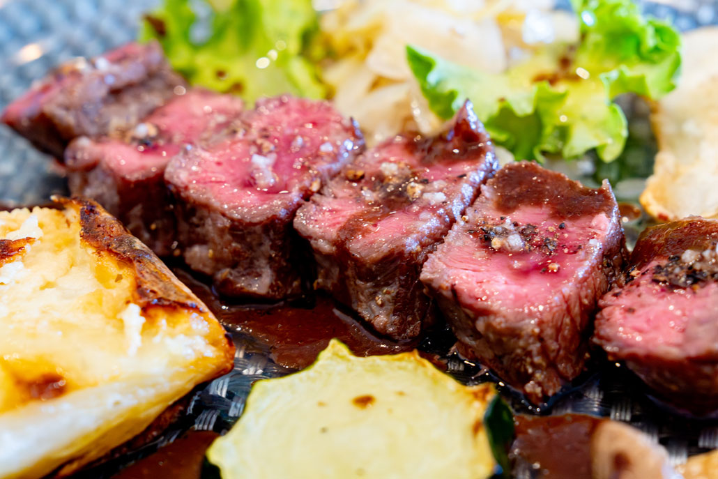 「ビストロヴァンキャトル」　ランチのメイン料理ステーキ画像２