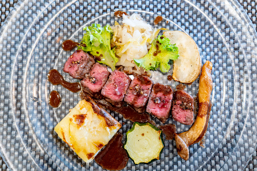 「ビストロヴァンキャトル」　ランチのメイン料理ステーキ画像１