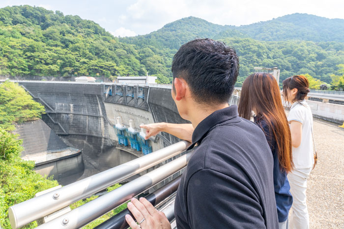 ダム直下の広場への指差し画像