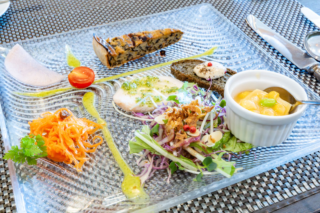 「ビストロヴァンキャトル」　ランチのオードブル盛り合わせ画像