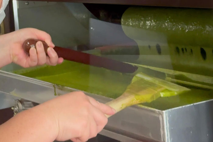 バームクーヘンを焼いている画像