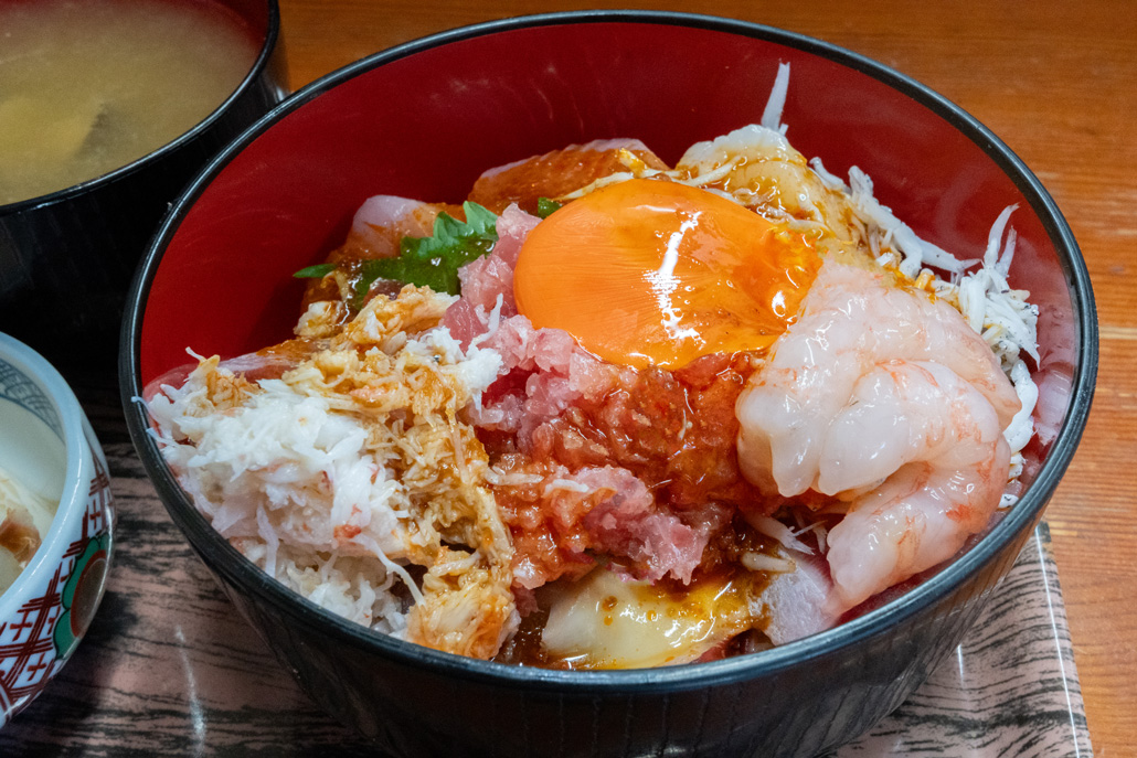 「居酒屋あさぬま」の海鮮（ユッケ）丼のアップ画像