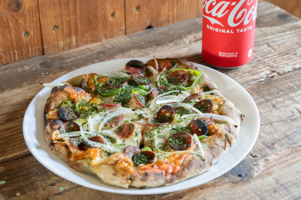 「TSUNAGIBA CAFE」で「Blodge Lodge」のピザを食べた画像