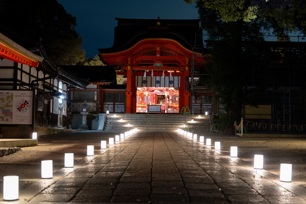 「鎮守の杜ナイトウォークinやわた」のライトアップの画像