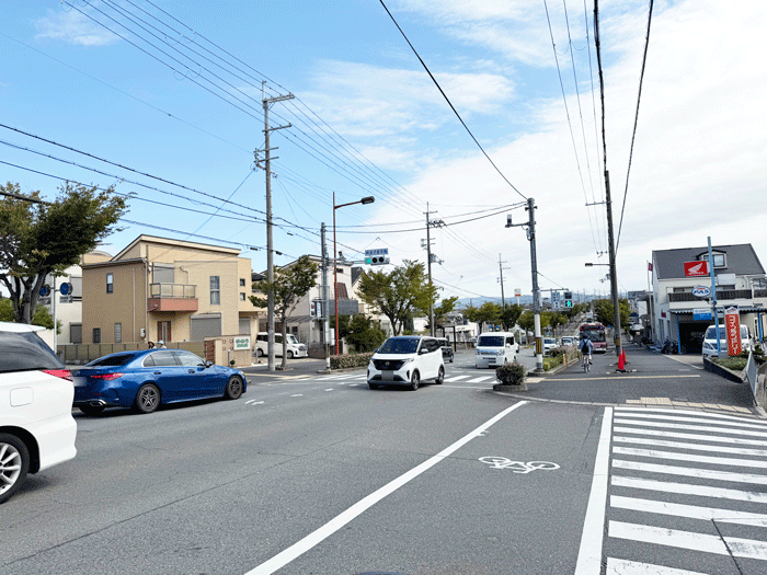 「とろけるハンバーグ福よし 京都松井山手店」前の通りの画像２