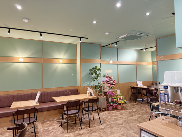 「喫茶クレタケ」１階の店内画像