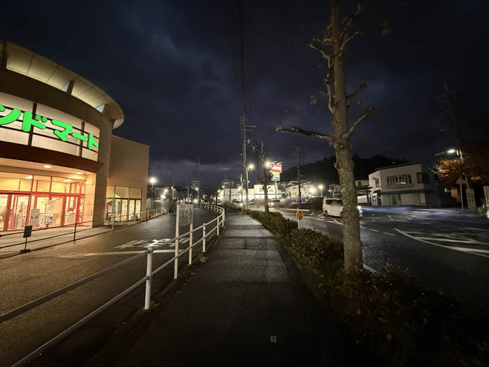 オープンした「Ｖ・drug 宇治市役所前店」前の通りの画像