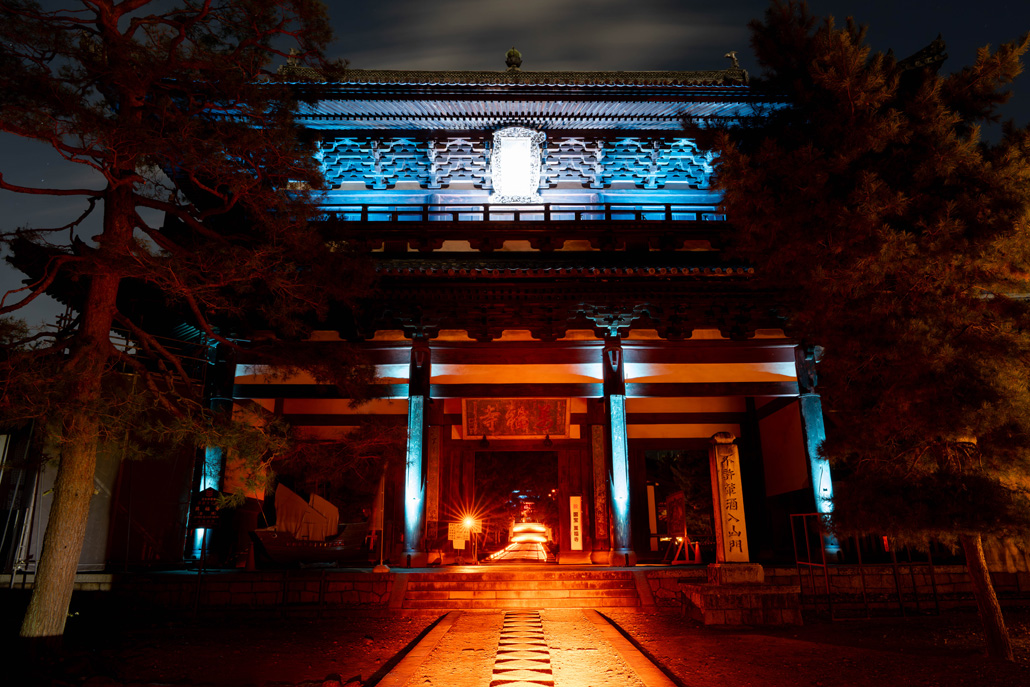 萬福寺 特別拝観＆光のアートインスタレーション開催時の三門の画像