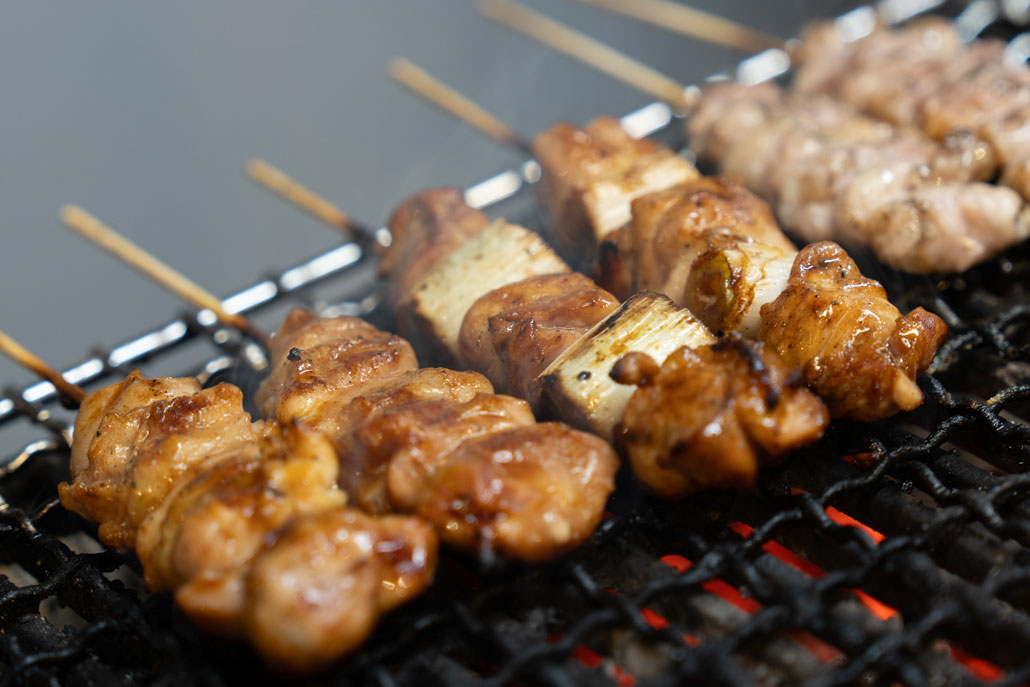 居酒屋「なかいち」　焼き鳥を焼いている画像