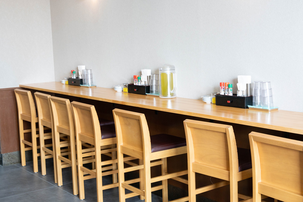 「さんとくうどん」　カウンター席の画像