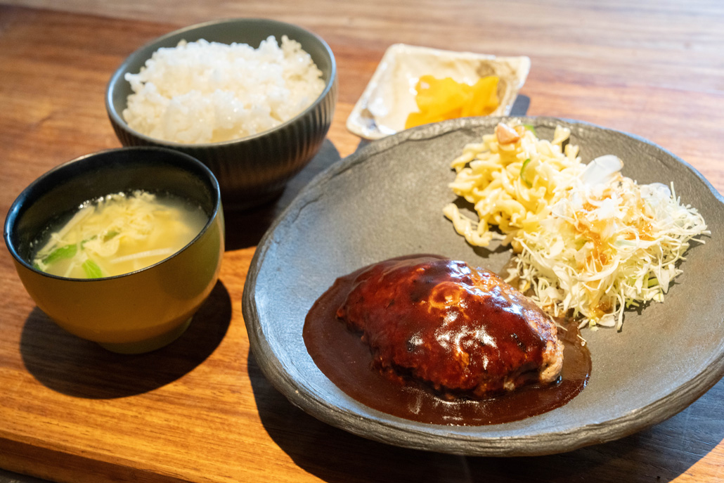 「鉄板居酒屋KADO屋」のハンバーグ定食の画像１