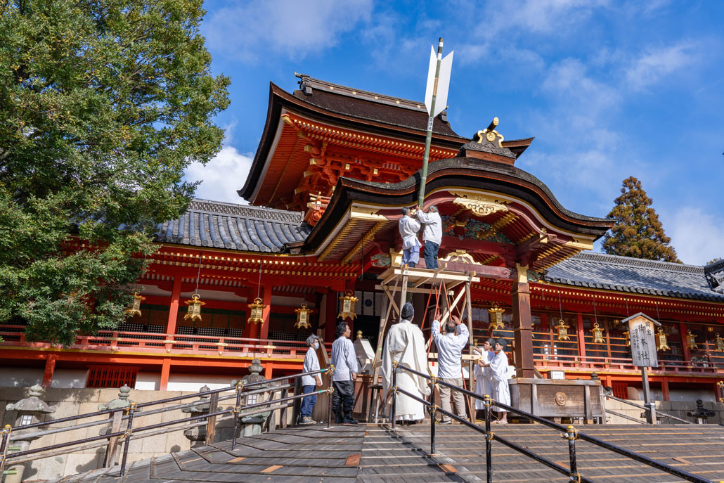 石清水八幡宮で「ジャンボ御神矢」を取り付け始める画像