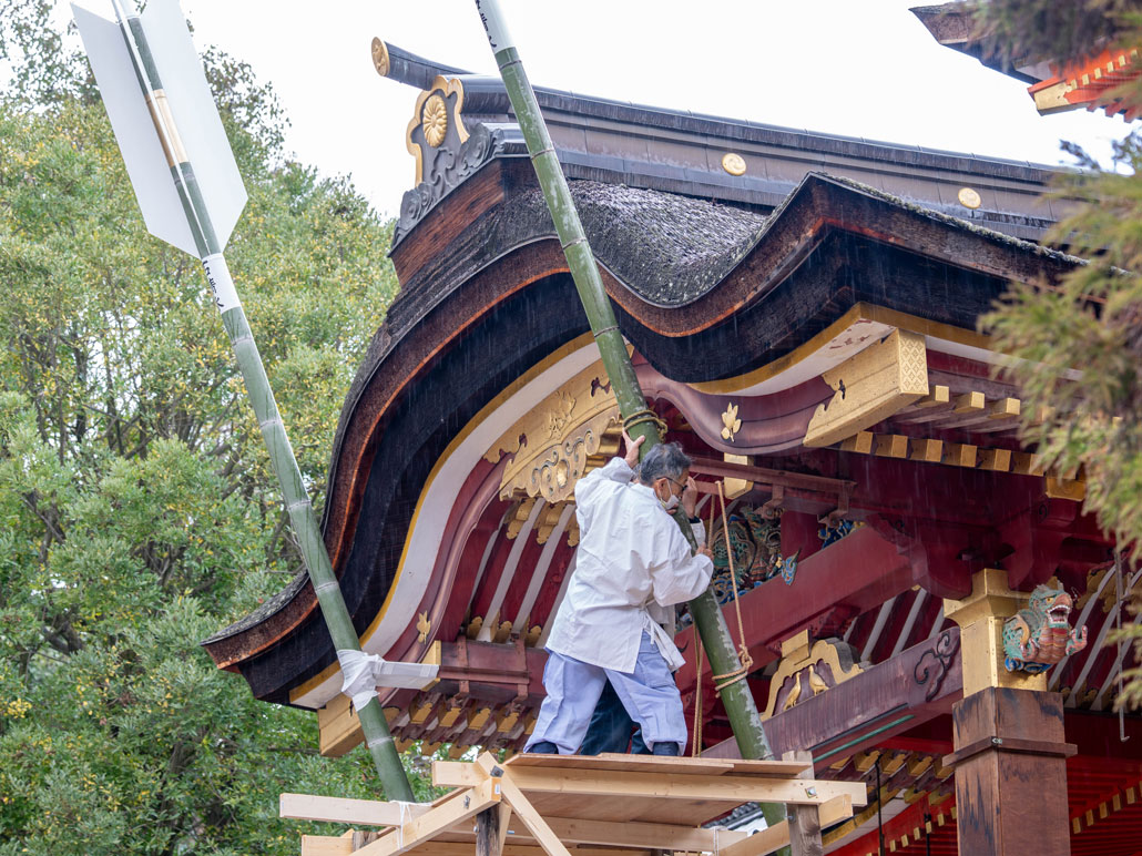 石清水八幡宮の「ジャンボ御神矢」取り付け完了前の画像