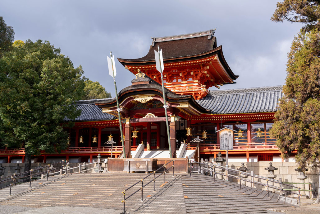 「ジャンボ御神矢」が取り付けられた石清水八幡宮の本殿の画像