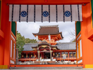 「ジャンボ御神矢」が取り付けられた石清水八幡宮の画像