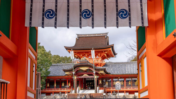 「ジャンボ御神矢」が取り付けられた石清水八幡宮の画像