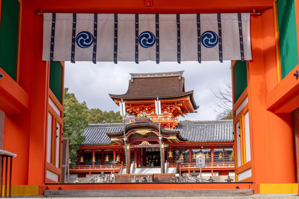 「ジャンボ御神矢」が取り付けられた石清水八幡宮の画像