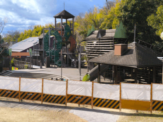 改修工事中の「バンクーバー砦」の画像