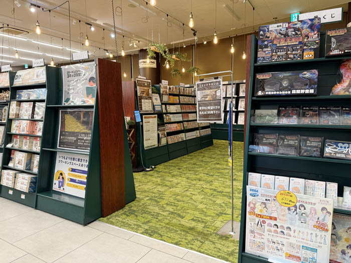 平和書店アルプラザ城陽にできた漫画ラウンジの入り口は画像