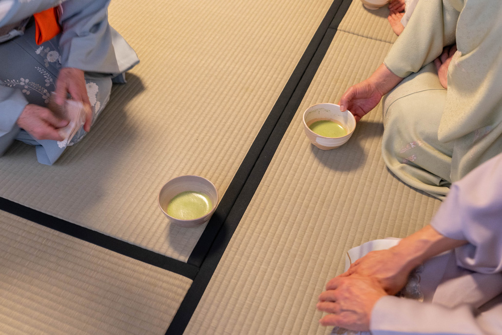 宇治市営茶室「対鳳庵」茶室開きでお茶が出される画像