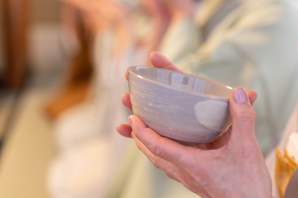 宇治市営茶室「対鳳庵」茶室開きでお茶を楽しむ画像
