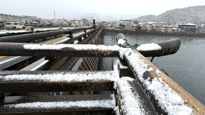 雪の宇治橋の画像