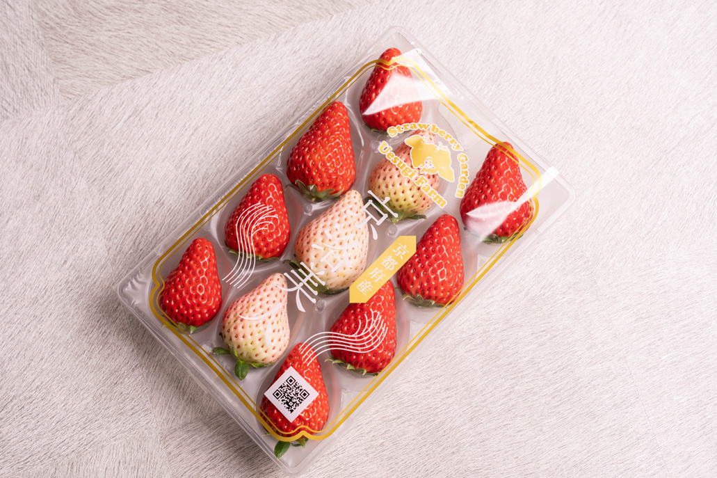 「いちご狩り農園 上杉農園」　紅白いちごの画像