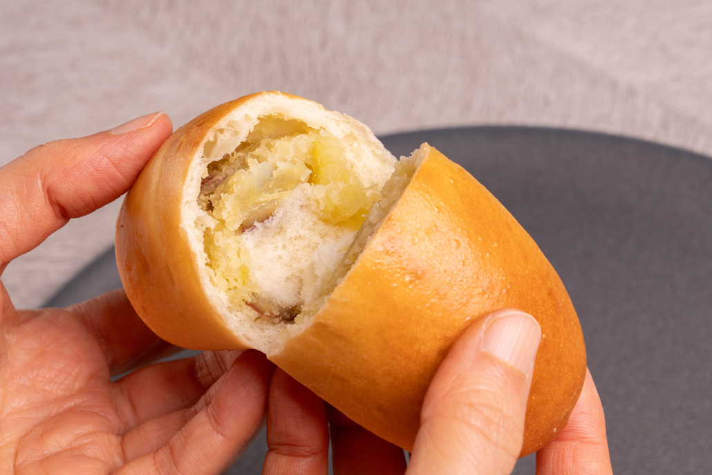 あしたのぱん さつまいもロールを割ってる画像