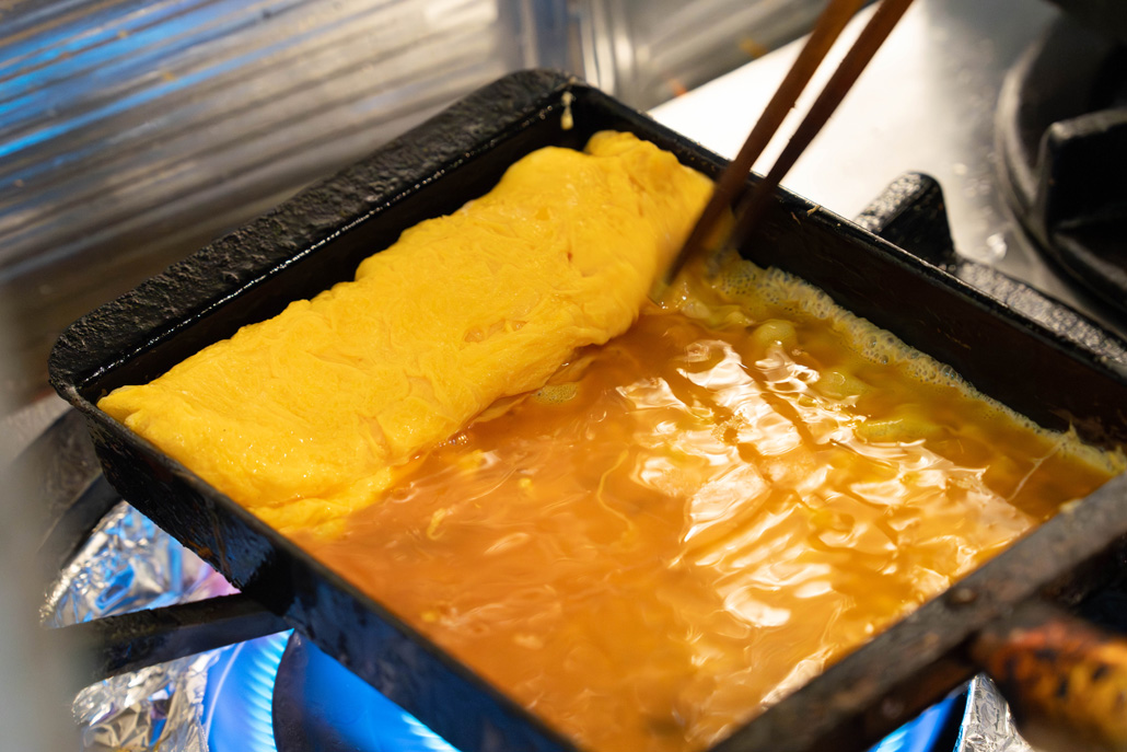 だし巻き専門店 京こっこ 焼いているところの画像