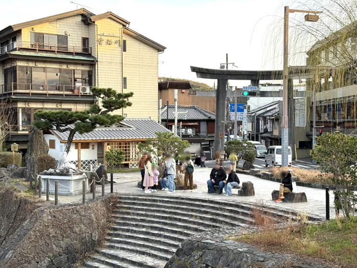 宇治橋のそばにある「夢浮橋（ゆめのうきはし）ひろば」の公衆トイレの画像２