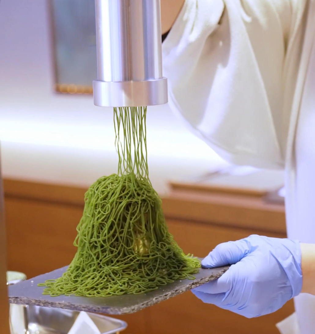 「菓寮伊藤軒 宇治平等院店」で「抹茶 極細モンブラン山」のしぼっている画像