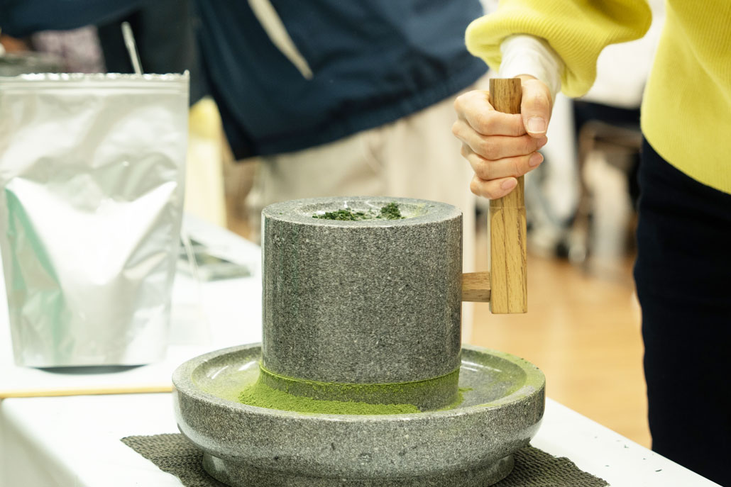 令和8年5月2日、「宇治新茶 八十八夜茶摘みの集い」　石臼挽き体験画像